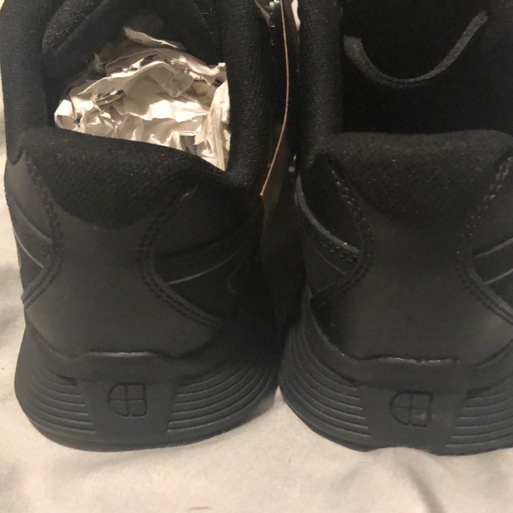 Black tennis shoes - Picture 8 of 10